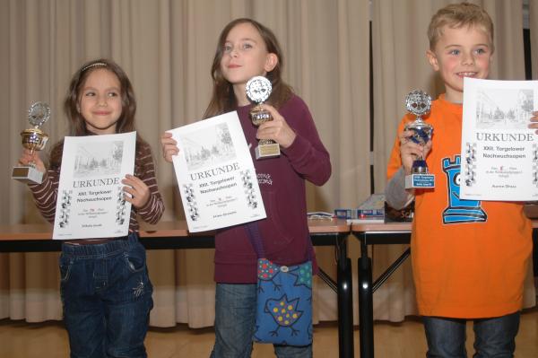 Wettkampfgruppe I - Pltze 1-3, v.l.n.r.: <strong>Bestes Mdchen U8</strong> Nikola Jacek (KSz Gryf Szczecin), <strong>Bestes Mdchen U10</strong> Mina Granzin (SC Kreuzberg e.V.), <strong>Bester Junge U8</strong> Aaron Bress (SAV Torgelow)