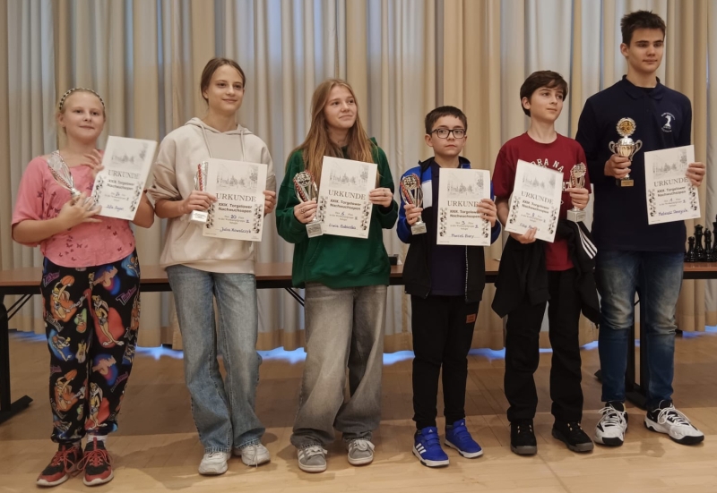Wettkampfgruppe II, v.l.n.r.: U12w: Zofia Ragan (UKS Lider Golenió), U14w: Julia Kowalczyk (KSz Gryf Szczecin), U16w: Liwia Babinska (UKS Bialy Pion Gryfino), 3. Marcel Bury (KSz Gryf Szczecin), 2. Filip Pawlicz (KSz Gryf Szczecin), 1. Mateusz Derejczyk (KSz Gryf Szczecin)